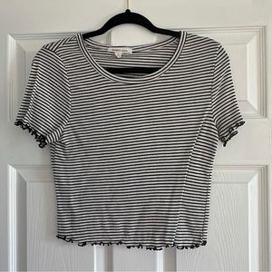 Black/white cropped tee